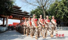 广西三江侗乡欢送新兵入伍