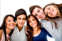 西藏林芝：雪域藏乡春光好 民俗盛宴醉林芝